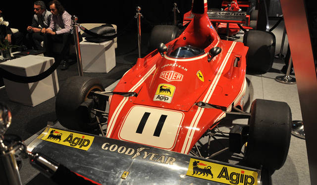 <strong>TAG Heuer｜タグ・ホイヤー</strong> 1974年の「フェラーリ312 B3」。伝説のF1チャンピオンのひとりニキ・ラウダが2勝9回のポールボジションを獲得。スイス人ドライバーのクレイ・レガツォーニがドライブした実車。