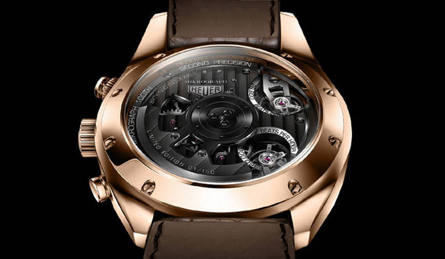 <strong>TAG Heuer｜タグ・ホイヤー</strong> ケース裏からは、自動巻きローターとともに2つのテンプが作動するようすが楽しめる。「ホイヤー カレラ マイクログラフ 1/100th　クロノグラフ」。