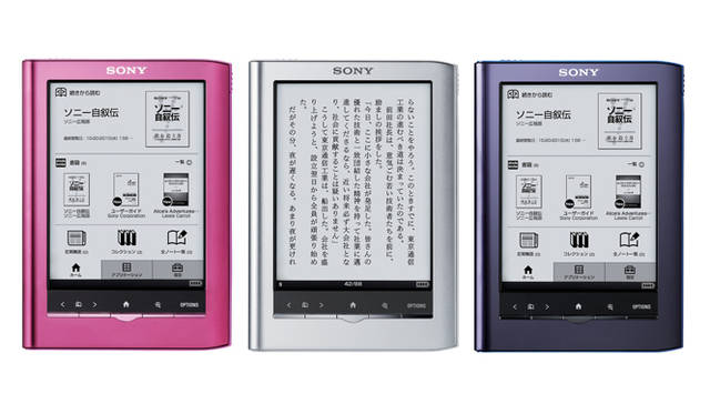 <strong>急速に普及する電子書籍、どれでどう読むか</strong>　リーダー　Pocket Editionはピンク、シルバー、ブルー（写真）、Touch Editionはレッド、シルバー、ブラックの3色ずつ。