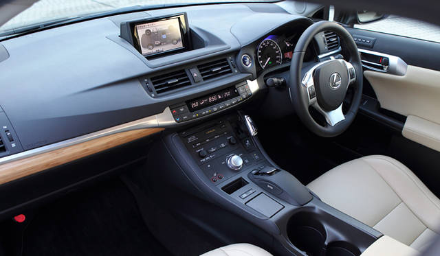 <strong>LEXUS CT200h｜レクサス CT200h</strong>