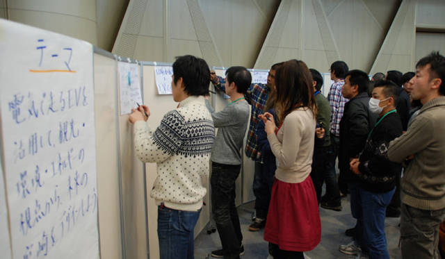 <strong>日産 ザ・ニュー・アクション・ツアー｜NISSAN the new action TOUR</strong>　グループでのディスカッションもおこなわれる。