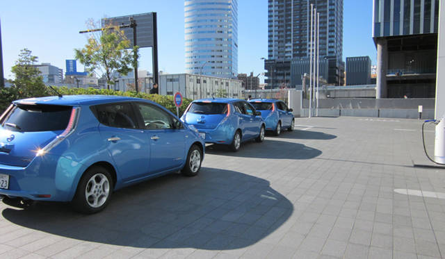 <strong>日産 ザ・ニュー・アクション・ツアー｜NISSAN the new action TOUR</strong>　横浜での試乗会の模様。日産自動車グローバル本社のエ ントランスからリーフが発進、横浜市内を巡った。