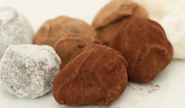 <strong>BARNEYS NEW YORK｜バーニーズ　ニューヨーク</strong>　ハリウッドセレブが自宅に呼ぶプライベートパティシエ「イヴァン・バレンティン」の幻のチョコレート 2粒 1480円～　