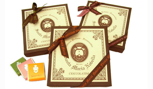 <strong>Santa Maria Novella｜サンタ・マリア・ノヴェッラ</strong>　世界最古の薬局がつくる伝統のハーブを使った3種のチョコレート「チョコラティーニ」冬季限定発売。「チョコラティーニ サンタ・マリア・ノヴェッラ／ローザ／アグルミ ディ シチリア」　各115グラム（18枚入り） 3990円