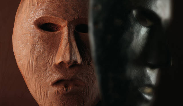 <strong>PIERRE HERMÉ PARIS｜ピエール・エルメ・パリ</strong>　ショコラ アート　プルミエ（ショコラオレ 1種／ショコラ ノワール3種）パリのアフリカ・オセアニア国立美術館所蔵の、古来より伝承される本物のお面を型取りして、誕生したショコラコレクション。計4種類／各8400円