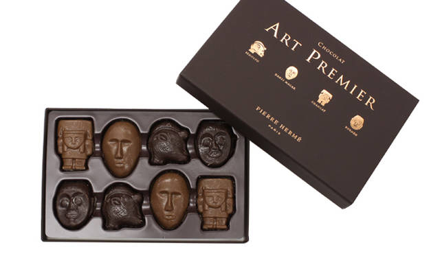 <strong>PIERRE HERMÉ PARIS｜ピエール・エルメ・パリ</strong>　プティマスクアートプルミエ（ショコラオレ／ショコラ ノワール各4個）プティサイズの「マスク アート プルミエ」のギフトボックス。カカオそのままの風味や味覚がダイレクトに味わえる一品。8個詰め合わせ／各1260円