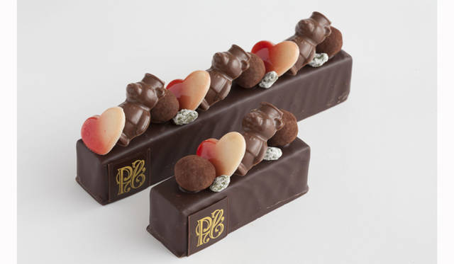 <strong>THE PENINSULA TOKYO｜ザ・ペニンシュラ東京</strong>　バレンタインチョコレートバー　Sサイズ（9cm） 1500円／Lサイズ（18cm） 2800円　ブティック＆カフェで人気のチョコレートバーのバレンタイン限定バージョン。クッキー生地の上にキャラメルモカテイストのガナッシュをのせ、ビターなチョコレートでコーディング