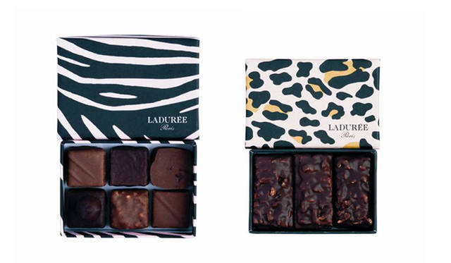 <strong>LADURÉE｜ラデュレ</strong>　左｜コフレ ド ゼーブル（ショコラアソート6個入り）　2000円　ラデュレのショコラから厳選した6種類の四角いショコラが入っている。右｜コフレ ド レオパー（「シャンゼリゼ75」6個入り）　1850円　マダガスカルのチョコレートガナッシュとカカオ豆のヌガーが絶妙なハーモニーを奏でている
