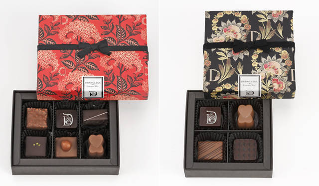 <strong>DEBAILLEUL｜ドゥバイヨル</strong>　左｜ENROBEZ-MO！／アンローベ モア！ Broche　6粒　2100円　右｜ENROBEZ-MO！／アンローベ モア！Taffetas 4粒　1575円　2008年より展開しているENROBEZ-MO！／アンローベ モア！シリーズ。今年は新シリーズ、「レッドコレクション」から4種類が登場。上品で華やかなパッケージは、ヨーロッパに古くから伝わるオールド クロス（アンティークの布地）をベースに、ドゥバイヨルオリジナルの美しいデザイン