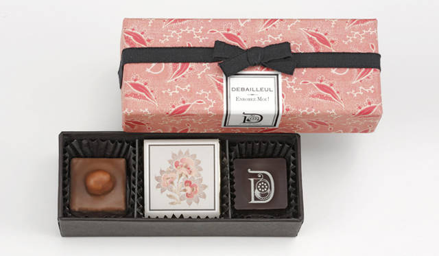 <strong>DEBAILLEUL｜ドゥバイヨル</strong>　ENROBEZ-MO！／アンローベ モア！　Ｇrenadine　3個　1050円　2008年より展開しているENROBEZ-MO！／アンローベ モア！シリーズ。今年は新シリーズ、「レッドコレクション」から4種類が登場。上品で華やかなパッケージは、ヨーロッパに古くから伝わるオールド クロス（アンティークの布地）をベースに、ドゥバイヨルオリジナルの美しいデザイン