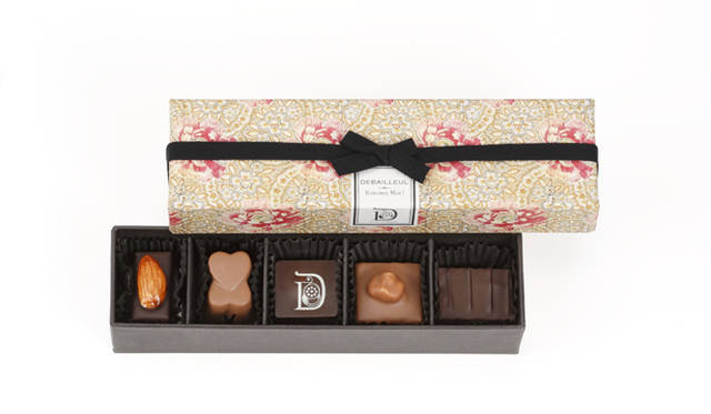 <strong>DEBAILLEUL｜ドゥバイヨル</strong>　ENROBEZ-MO！／アンローベ モア！　Ottoman　5粒　1890円　2008年より展開しているENROBEZ-MO！／アンローベ モア！シリーズ。今年は新シリーズ、「レッドコレクション」から4種類が登場。上品で華やかなパッケージは、ヨーロッパに古くから伝わるオールド クロス（アンティークの布地）をベースに、ドゥバイヨルオリジナルの美しいデザイン