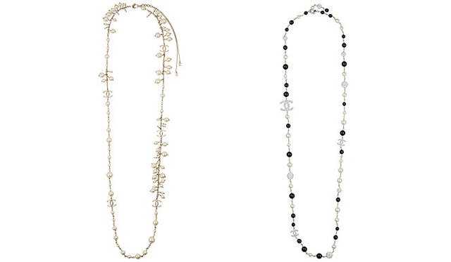 <strong>CHANEL｜シャネル</strong> 左／パールネックレス 20万7900円、右／ブラックパール、ホワイトパールがともにあしらわれて。ネックレス 22万8900円（シャネル）