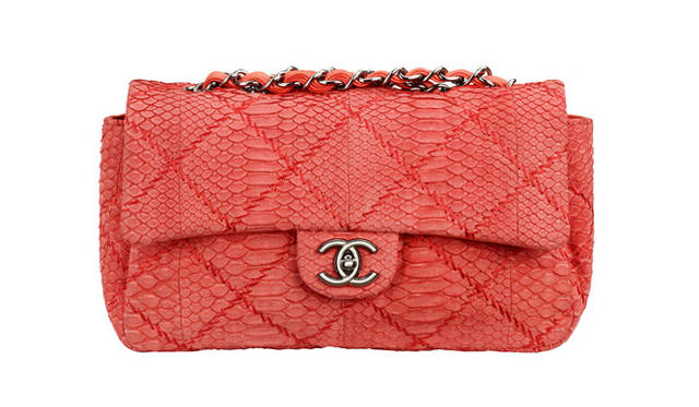 <strong>CHANEL｜シャネル</strong> 上質なエキゾチックレザーを美しいピンクに染めて。チェーンバッグも春らしく。 33万3900円（シャネル）