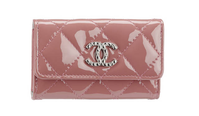 <strong>CHANEL｜シャネル</strong> カードホルダーはひとつあると重宝しそう。パテントレザーのカードホルダー 4万3050円（シャネル）