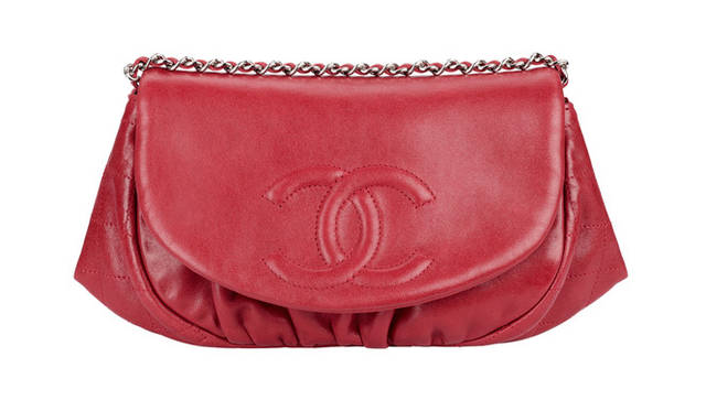 <strong>CHANEL｜シャネル</strong> 燃えるような赤のレザーは、着こなしのスパイスにも。チェーンバッグ 14万7000円（シャネル）
