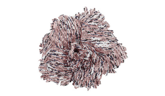 <strong>CHANEL｜シャネル</strong> カメリアとツイードという、シャネルを代表するアイコンと素材を使ったブローチ。コーディネイトのポイントに。ブローチ 6万0900円（シャネル）