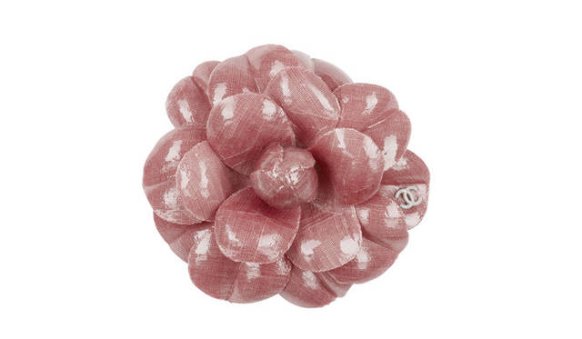 <strong>CHANEL｜シャネル</strong> ラッカー加工されたカメリアのブローチは、艶やかな光沢で着こなしをランクアップして見せてくれる。ブローチ 5万4600円（シャネル）