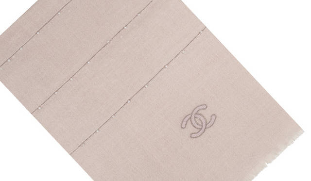 <strong>CHANEL｜シャネル</strong> 上質なカシミアのスカーフは、一枚はもっておきたい。スカーフ 14万1750円（シャネル）