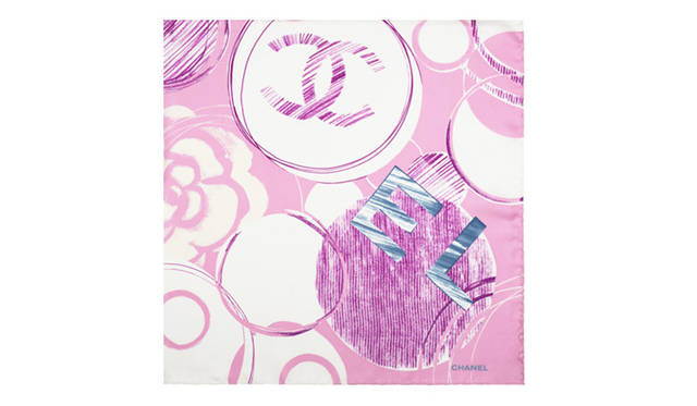 <strong>CHANEL｜シャネル</strong> 大判スカーフも、鮮やかなピンクで春らしさを満喫、スカーフ 3万8850円（シャネル）