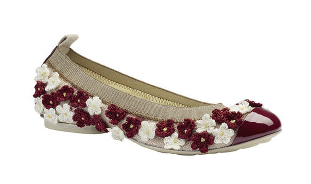 <strong>CHANEL｜シャネル</strong> ベージュのキャンバス地に、白と赤のフラワーモチーフが配され、愛らしさたっぷり。バレリーナシューズ 9万9750円（シャネル）