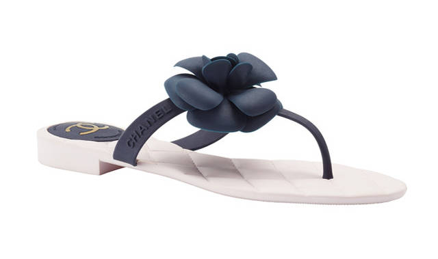 <strong>CHANEL｜シャネル</strong> フロントトップにカメリアのモチーフが配されて、夏の足もとをシックに。サンダル 3万5700円（シャネル）