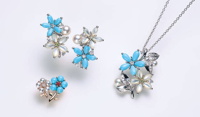 <strong>MIKIMOTO｜ミキモト</strong>　「Spring Collection 2011」<br>左／ピンブローチ（アコヤ真珠・トルコ石・ルビー・ダイアモンド／PGK18製）9万9750円、中上／イアリング（アコヤ真珠・トルコ石・白蝶貝・ペリドット・ダイアモンド／WGK18製）47万2500円、右／ペンダント（アコヤ真珠・トルコ石・白蝶貝・ペリドット・ダイアモンド／WGK18製）40万9500円