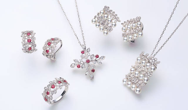 <strong>MIKIMOTO｜ミキモト</strong>　「Spring Collection 2011」<br>左上／イアリング（ルビー・ダイアモンド／WGK18製）39万9000円、左下／リング（ルビー・ダイアモンド／WGK18製）31万5000円、中央／ピンブローチ兼用ペンダント（ルビー・ダイアモンド／WGK18製）28万3500円、右上／イアリング（アコヤ真珠・ダイアモンド／WGK18製）35万7000円、右下／ペンダント（アコヤ真珠・ダイアモンド／WGK18製）28万3500円