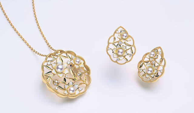 <strong>MIKIMOTO｜ミキモト</strong>　「Spring Collection 2011」<br>左／ブローチ兼用ペンダント（アコヤ真珠・ダイアモンド・七宝／K18製）48万3000円、右／イアリング（アコヤ真珠・ダイアモンド・七宝／K18製）34万6500円