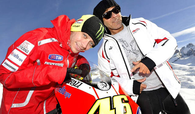 <strong>DIESEL｜ディーゼル</strong>　 ディーゼルの創始者兼社長のレンツォ・ロッソ（右）と、バレンティーノ・ロッシ