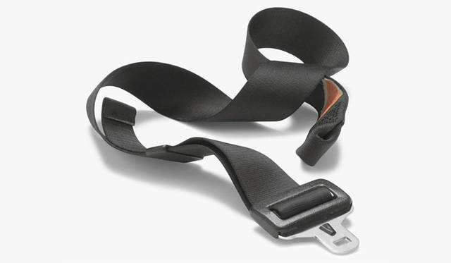 <strong>PASS THE BATON GALLERY</strong>　Recycled Car Seatbelt / 年間使用本数 8万本<br>フライターグのバッグのストラップとして採用。リサイクル素材だからこそ、使いはじめから、しっくりと肩になじむ。使用済みのシートベルトを供給するのは、欧州車をはじめ、日本車メーカーとさまざま。よってベルトの織りのちがいもそれぞれのバッグによって異なる。時代遍歴が垣間見られるシートベルトに縫い付けられた織ネームタグのデザインも製造年によって多彩でおもしろい。グラフィックデザインのメッカ、スイスをしっかり感じさせる。