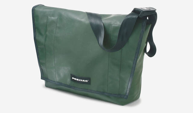 <strong>PASS THE BATON GALLERY</strong>　F13 TOP CAT（トップ・キャット） / 1993年製作<br>当時、まだリサイクルするという概念のなかったトラックタープを輸送会社から譲ってもらい、リヤカーで自宅アパートに持ち帰り、浴槽で洗いをかけ、リビングでカットし、母親のミシンで縫い上げたプロトタイプのカタチとサイズ、機能性を受け継ぐ初代のメッセンジャーバッグ。1997年にチューリッヒのデザインミュージアムに収蔵され、2003年にはニューヨークの近代美術館MoMAのデザインコレクションの仲間入りを果たしたフライターグのクラシックメッセンジャーシリーズの名作。