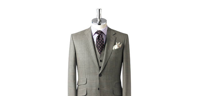 <strong>Paul Smith｜ポール・スミス</strong> 　ポール・スミス ブリティッシュ コレクション　　英国らしい構築的なフォルムが美しい。ライトグレーのグレンチェックには、パープルを配したシャツとタイが好相性。3ピースなので品と格が漂うVゾーンが形成される。