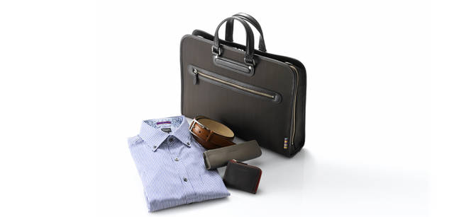 <strong>Paul Smith｜ポール・スミス</strong> 　バッグ3万1500円、 ペンケース8400円、 コインケース9975円、 〈いずれもポール・スミス バッグ〉、 ベルト1万4700円、 〈ポール・スミス〉、 シャツ1万4700円 〈ポール・スミス ロンドン〉 