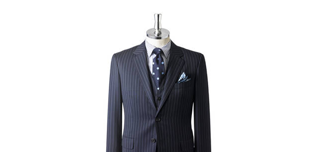 <strong>Paul Smith｜ポール・スミス</strong> 　ポール・スミス ロンドン　ストライプシャツ、ドットタイ、ポケットチーフをネイビースーツに合わせ同系色でまとめると、整合感のある印象に。