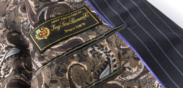 <strong>Paul Smith｜ポール・スミス</strong> 　ポール・スミス ロンドン　ライニングはペイズリー柄で洒脱さを演出。生地はロロピアーナのスーパー130’Sを使用してある。