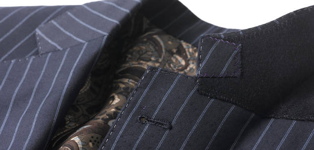 <strong>Paul Smith｜ポール・スミス</strong> 　ポール・スミス ロンドン　ラペルの裏には、さりげないパープルの糸のステッチングが配されている。