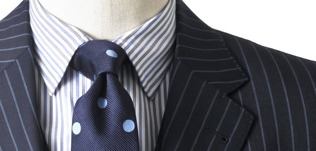 <strong>Paul Smith｜ポール・スミス</strong> 　ポール・スミス ロンドン　適度な洗練された幅のラペル。小衿シャツとのバランスも好相性。