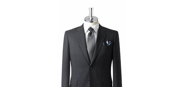 <strong>Paul Smith｜ポール・スミス</strong> ポール・スミス ロンドン　白シャツとダークなネクタイでまとめると、精悍なVゾーンに。