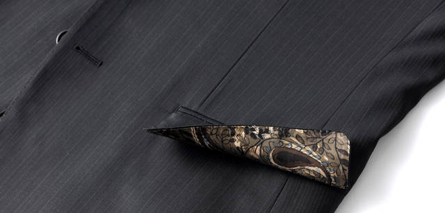 <strong>Paul Smith｜ポール・スミス</strong> ポール・スミス ロンドン　フラップポケットの裏にもペイズリー柄がつかわれている。