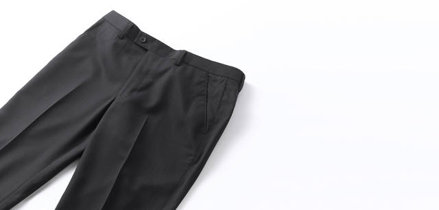 <strong>Paul Smith｜ポール・スミス</strong>  ポール・スミス ロンドン　伝統的ながら、股上は若干浅く設定されモダンなシルエットを構築するノープリーツパンツ。