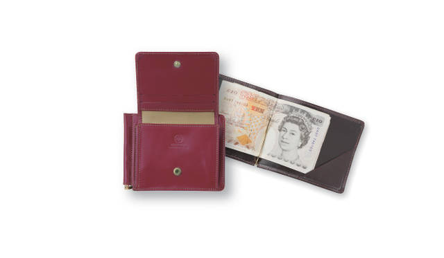 　小銭やカードも収まる人気デザイン。　マネークリップ 2万4150円