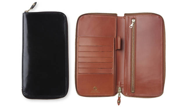 　お金、カード、小銭、エアチケット、ペン、パスポートとこれだけで旅に欠かせない大切なものを収納できるデザインが人気。　トラベルウォレット 3万9900円
