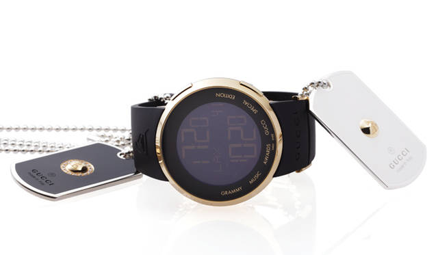 <strong>GUCCI｜グッチ</strong> 「I-GUCCI GRAMMY® スペシャルエディション」[イエローPVDケース、ブラックダイアル、GRAMMY®ロゴ付きラバーストラップ] 16万8000円、ドッグタグネックレス（黒）[シルバー×18KYG×ダイヤモンド] 19万4250円、ドッグタグネックレス（白）[シルバー×18KYG] 8万2950円（すべてグッチ／ラグジュアリー・タイムピーシズ ジャパン／グッチ）