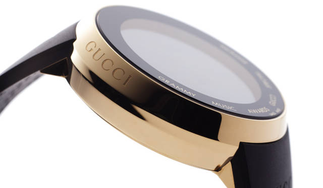 <strong>GUCCI｜グッチ</strong> ダブルレイアウトの大きなデジタルフェイスには、グラミー賞とのパートナーシップを記念する文字が記されている。ストラップの裏側には、グッチのアイコンであるGGロゴが。「I-GUCCI GRAMMY® スペシャルエディション　[イエローPVDケース、ブラックダイアル、GRAMMY®ロゴ付きラバーストラップ] 16万8000円（グッチ／ラグジュアリー・タイムピーシズ ジャパン／グッチ） 