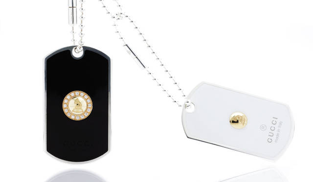 <strong>GUCCI｜グッチ</strong> エナメル仕上げされた、ドッグタグ ネックレス。中央円形の18Kイエローゴールドにはグラミー賞のシンボルであるグラモフォン（蓄音機）が刻まれている。ドッグタグネックレス（黒）[シルバー×18KYG×ダイヤモンド] 19万4250円、ドッグタグネックレス（白）[シルバー×18KYG] 8万2950円（ともにグッチ／ラグジュアリー・タイムピーシズ ジャパン／グッチ）