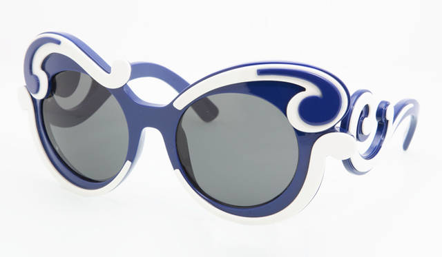 <strong>PRADA｜プラダ</strong> バロックアイウエアのカプセルコレクション「ミニマル-バロック」。2011年春夏コレクションからインスパイアされている。