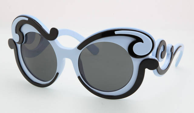 <strong>PRADA｜プラダ</strong> 新アイウエアコレクション「ミニマル-バロック」より、ブルー×黒の組み合わせ。