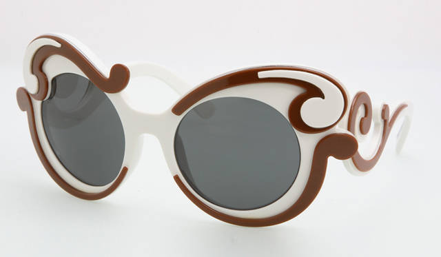 <strong>PRADA｜プラダ</strong> 新アイウエアコレクション「ミニマル-バロック」より、白×ハニーの組み合わせ。