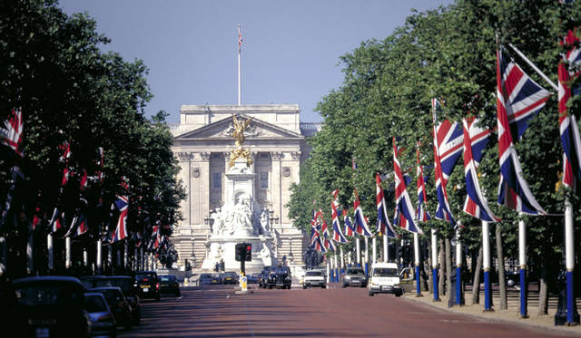 <strong>ROYAL WEDDING ROOT｜ロイヤルウェディングルート</strong>　バッキンガム宮殿に続く大通りは、パレードのメインとなるエリア。　©Britainonview