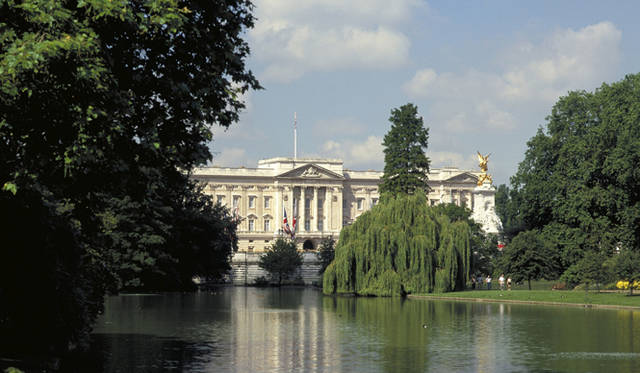 <strong>ROYAL WEDDING ROOT｜ロイヤルウェディングルート</strong>　セント・ジェームズ・パークから、バッキンガム宮殿が望める。　©Britainonview